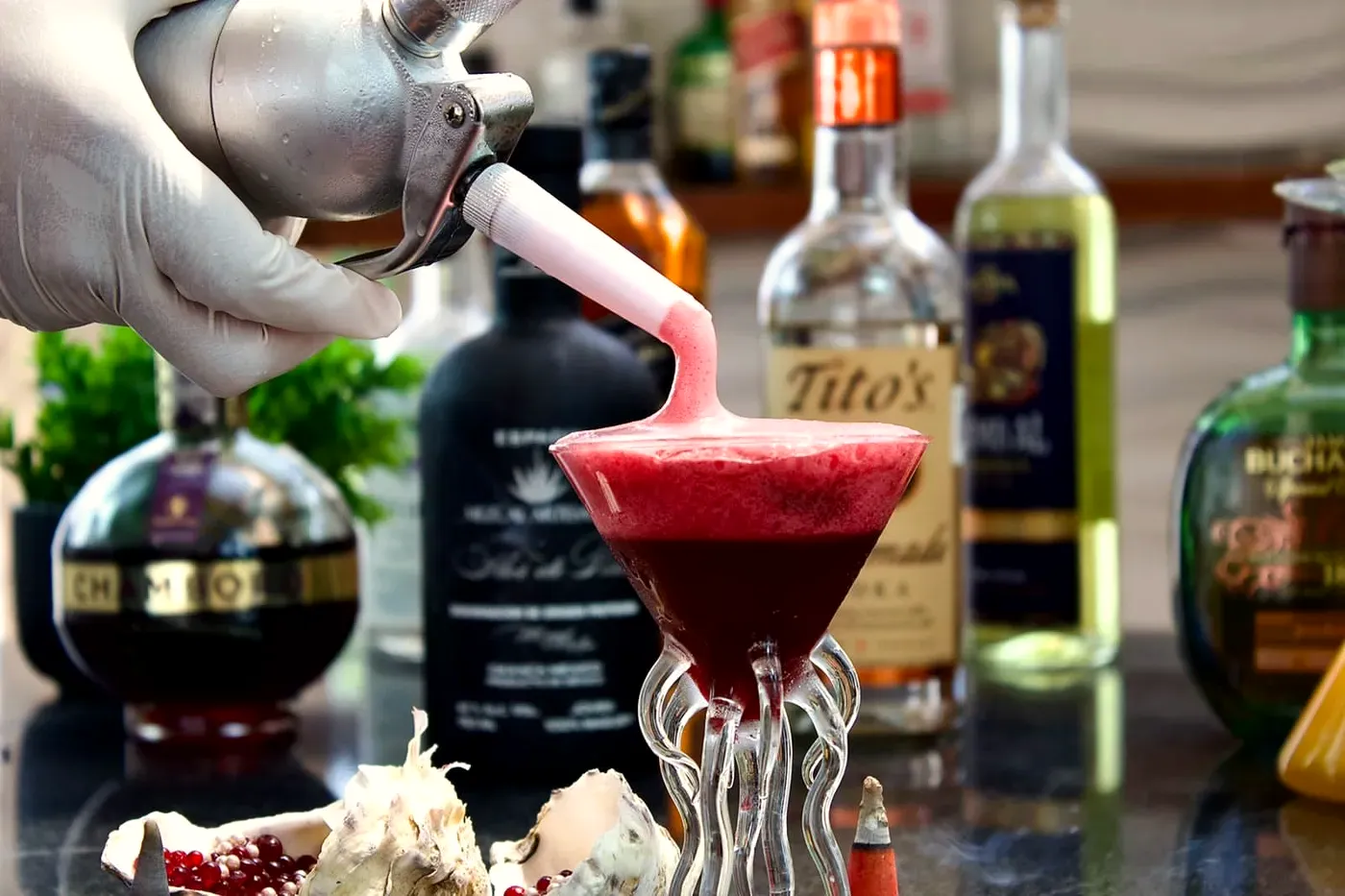 Barman sirviendo un coctel de frutos rojos